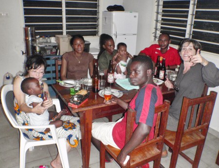 GABON 115. (EL PARQUE NACIONAL DE LA LOPE) HEMOS ESTADO INVITADOS A CENAR DOS DIAS SEGUIDOS EN LA CASA DEL DIRECTOR DE LA RESERVA Y SUS COLABORADORES ...