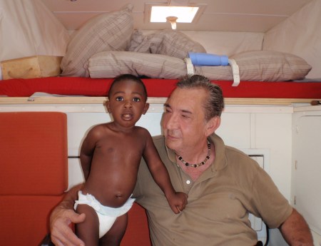 GABON 117. (EL PARQUE NACIONAL DE LA LOPE) EN MI COCHE CON EL HIJO DEL DIRECTOR DE LA RESERVA QUE SE LLAMA IVAN PERO NOSOTROS LE LLAMAMOS " IVAN EL TERRIBLE"...