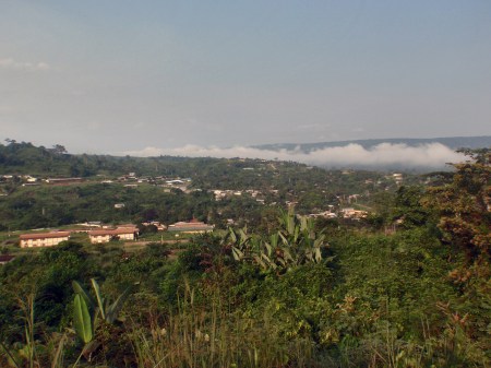 GABON 119. (FRANCEVILLE) VISTA PANORAMICA DE LA CIUDAD, LLEGANDO POR CARRETERA NACIONAL N-3