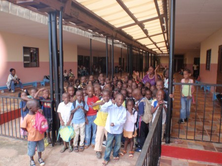 GABON 125. (FRANCEVILLE) UNA ESCUELA PUBLICA. INICIALMENTE LA CIUDAD SE LLAMABA MASUKU PERO EL EXPLORADOR BRAZZA LE CAMBIO EL NOMBRE EN 1880