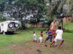 GABON 126. (FRANCEVILLE) LOS CUATRO HIJOS DE UNA CONOCIDA CINEASTA GABONESA, SE DIVIERTEN INTENTANDO SACAR MI COCHE ENBARRADO EN SU JARDIN