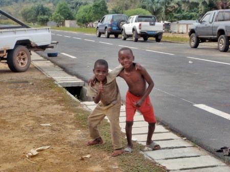 GABON 130. (BONGOVILLE) ESTA SITUADA A 31 KM AL ESTE DE FRANCEVILLE EN LA CARRETERA REGIONAL R-16,
