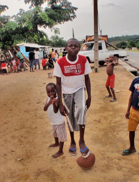 GABON 131. (BONGOVILLE) TIENE UNOS 6.000 HABITANTES, LA MAYORIA DE LA ETNIA BATEKE