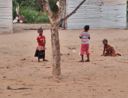 GABON 133. (BONGOVILLE) ... POR ESA RAZON EL PUEBLO SE LLA MA ACTUALMENTER BONGOVILLE EN SU HONOR