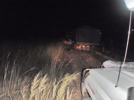 GABON 140. (DE BONGOVILLE A LA FRONTERA CON EL CONGO) LAS MESETAS DE BATEKE, ELLOS VAN A PASAR LA NOCHE EN ESTE SITIO, NOSOTROS TAMBIEN NOS HAN DICHO QUE ES LO MAS PRUDENTE, AUNQUE SOLO FALTAN UNOS 30 KM A LA POBLACION DE LAKONI ...