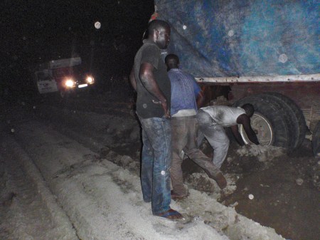 GABON 141 . (DE BONGOVILLE A LA FRONTERA CON EL CONGO) LAS MESETAS DE BATEKE, ... NOSOTROS QUEREMOS ADELANTARLOS PERO DE NOCHE ES COMPLICADO ...bis