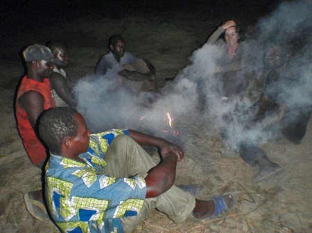 GABON 146. (DE BONGOVILLE A LA FRONTERA CON EL CONGO) LAS MESETAS DE BATEKE, ... TODO EL MUNDO ES FELIZ...