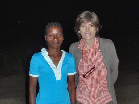 GABON 147. (DE BONGOVILLE A LA FRONTERA CON EL CONGO) LAS MESETAS DE BATEKE, LA CHICA QUE VA ALCONGO CON LOS CAMIONEROS QUIERE UNA FOTO CON PETRA ...