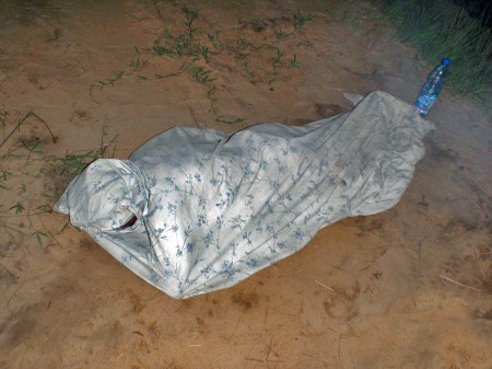 GABON 148. (DE BONGOVILLE A LA FRONTERA CON EL CONGO) LAS MESETAS DE BATEKE, ... Y AHORA A DORMIR AL LADO DEL HUMO Y TAPADOS COMPLETAMENTE PARA EVITAR LOS MOSQUITOS