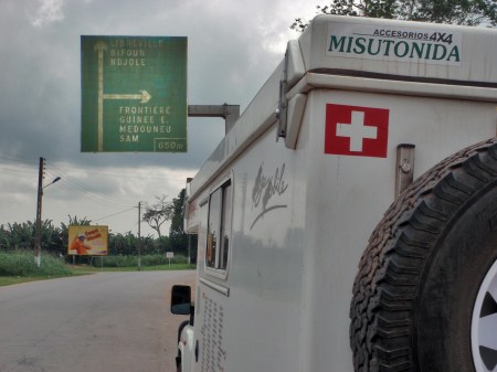 GABON 15. (AL NORTE) DEL ECUADOR). CARREFUR, A LA DERECHA RUTA HACIA LA GUINEA ECUATORIAL