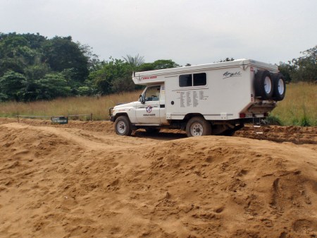 GABON 151. (DE BONGOVILLE A LA FRONTERA CON EL CONGO) EN KABALA, EL PUESTO FRNTERIZO CON EL CONGO