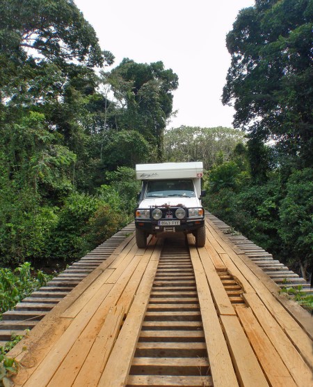 GABON 2. (AL NORTE) DEL ECUADOR). PUENTE EN MADERA SOBRE EL RIO LASSIO