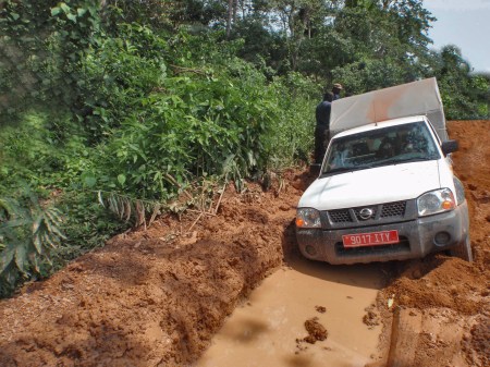 GABON 27. (HACIA MANDJI) POR ZONAS LAS PISTAS ESTAN DESTROZADAS...