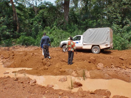 GABON 28. (HACIA MANDJI) ...NOS HAN DICHO QUE EN LA REGION PETROLIFERA DE LUANGO SON AUN PEOR LUANGO