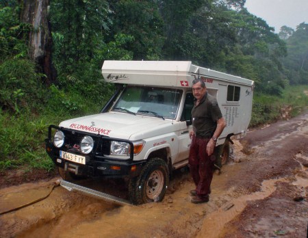 GABON 33. (DE MANDJI HACIA LOANGO) LA CARRETERA PARECE DE PATINAJE