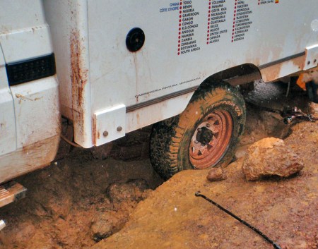 GABON 34. (DE MANDJI HACIA LOANGO) PIEDRAS, BARRO Y NO PARA DE LLOVER