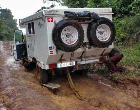 GABON 35. (DE MANDJI HACIA LOANGO) TENEMOS QUE COLOCAR LAS PLANCHAS DE ARENA PAR DESATASCARNOS