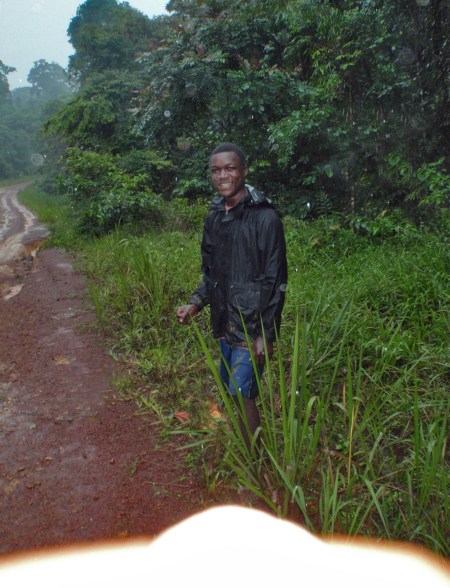 GABON 36. (DE MANDJI HACIA LOANGO) UN TRABAJADOR DE LA "LA COMPAGNIE DES BOIS DU GABON (C.B.G)" DE HACIENDO STOP