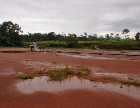 GABON 39. (DE MANDJI HACIA LOANGO) EN MEDIO DE LA SELVA INSTALACIONES PETROLERAS DE LA SHEEL...