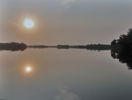 GABON 67. (EL PARQUE NACIONAL DE LOANGO) LA LAGUNA DE INGELA. LOS ATRDECERES SON MAGICOS