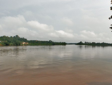 GABON 71. (DE CAMINO A FRANCEVILLE) LAMBANERE. LA CIUDAD TIENE TRES DISTRITOS, LA RIBERA DERECHA, LA RIBERA IZQUIERDA Y LA ISLA DE LAMBARENE FORMADOS POR EL PASO DEL RIO OGOOUE