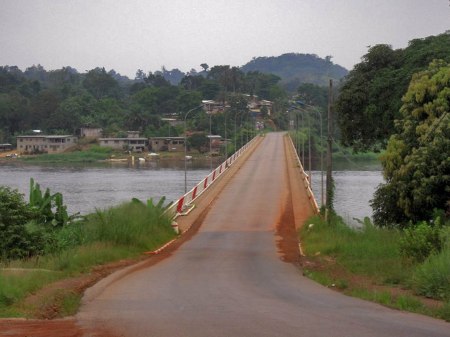GABON 72. (DE CAMINO A FRANCEVILLE) LAMBANERE. PUENTE DE ENTRADA A LA CIUDAD POR LA CARRETERA N-1