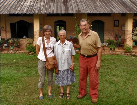 GABON 76. (DE CAMINO A FRANCEVILLE) LAMBANERE. EN MISION CATOLICA DE LA HERMANAS DE LA IMMACULADA CONCEPCION, CON LA HERMANA AZUL MARI CRUZ QUE ES DE BURGOS Y LLEVA 50 AÑ0S EN GABON ...