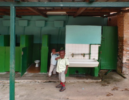 GABON 78. (DE CAMINO A FRANCEVILLE) LAMBANERE. ... LOS PEQUEÑOS ESTAN UN POCO SORPRENDIDOS DE NUESTRA PRESENCIA, Y SOBRE TODO PORQUE LLEVAMOS DOS DIAS ACAMPANDO EN SU COLEGIO