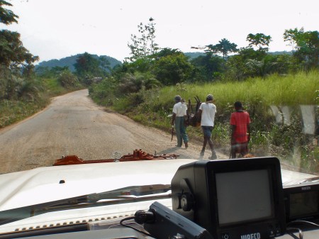 GABON 84. (DE CAMINO A FRANCEVILLE) CARRETERA NACIONAL N-2, PROBABLEMENTE SEAN CAZADORES FURTIVOS, ACABAN HAN DE SALIR DE LA SELVA...