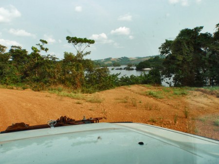GABON 88. (DE CAMINO A FRANCEVILLE) CARRETERA NACIONAL N-3 (SIGUIENDO CURSO EL RIO OGOOUE) ES EL RIO MÁS IMPORTANTE DE GABON, TIENE LONGITUD DE UNOS 1.200 KM., ES RELATIVAMENTE CORTO CON RESPECTO A LOS GRANDES RIOS AFRICANOS