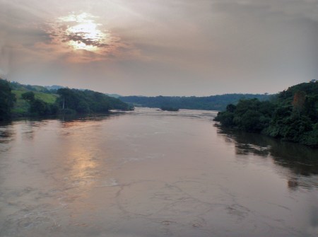 GABON 89. (DE CAMINO A FRANCEVILLE) CARRETERA NACIONAL N-3 (SIGUIENDO CURSO EL RIO OGOOUE) BUENA PARTE SU CUENCA ESTA CUBIERTA LA SELVA VIRGEN, CON MUY POCA POBLACION HUMANA, SU CLIMA TROPICAL Y HUMEDO, ES MUY POCO SANO PARA LOS HOMBRES