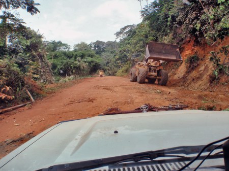 GABON 94. (DE CAMINO A FRANCEVILLE) CARRETERA NACIONAL N-3 (SIGUIENDO CURSO EL RIO OGOOUE) LOS CHINOS ESTAN REPERANDO ALGUNOS TROZOS DE PISTA ...