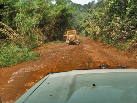 GABON 95. (DE CAMINO A FRANCEVILLE) CARRETERA NACIONAL N-3 (SIGUIENDO CURSO EL RIO OGOOUE)... PERO EL RESPECTO DEL MEDIO AMBIENTE Y DE LA NATURALEZA ES MAS QUE DUDOSO