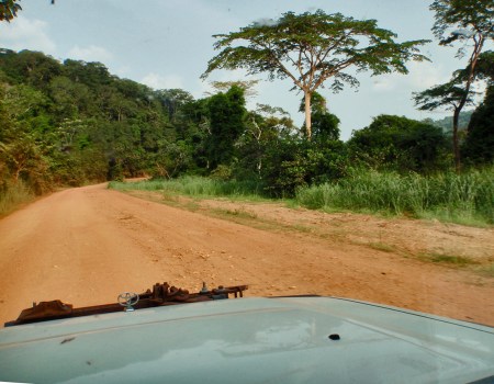 GABON 96. (DE CAMINO A FRANCEVILLE) CARRETERA NACIONAL N-3 (SIGUIENDO CURSO EL RIO OGOOUE) ACERCANDONOS A LASTOURSVILLE