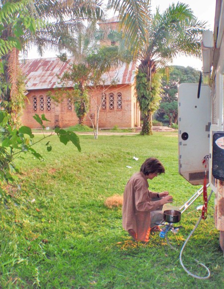 GABON 98. (DE CAMINO A FRANCEVILLE) EN LASTOURSVILLE. EN LOS JARDINES DE LA PARROQUIA DE SAN PEDRO CLAVER, HACEMOS LA CENA FUERA LA TEMPERATURA ES IDEAL, DENTRO DEL COCHE HACE MAS CALOR