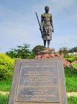 GABON 99. (DE CAMINO A FRANCEVILLE) EN LASTOURSVILLE. ESTATUA DE WONGO %22EL PATRIOTA%22 VALIENTE GUERRERO DE LA ETNIA ADOUMA, LUCHA CONTRA OCUPACION EXTRANJERA A PRINCIPIO DEL SIGLO XX, FUE HECHO PRISIONERO Y DEPORTADO A BANGUI EN 1929