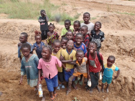 CONGO BRAZZAVILLE 10. (DISTRITO DE LA CUVETTE, CERCA DE EDZOUGA) ... LES ENCANTA QUE LE HAGAMOS FOTOS Y QUE SE LAS ENSEÑEMOS EN NUESTRA PEQUEÑA CAMARA DIGITAL ...