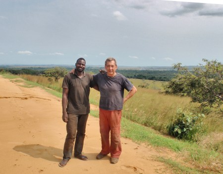 CONGO BRAZZAVILLE 14. (DISTRITO DE LA CUVETTE) REENCUENTRO CON ALI, UN CAMIONERO QUE CONOCIMOS DIAS ANTES EN GABON