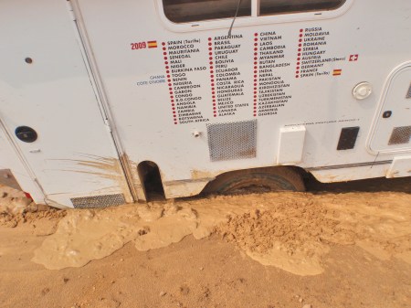 CONGO BRAZZAVILLE 15. (DISTRITO DE LA CUVETTE, EN RUTA A OYO) BARRO A GOGO 1