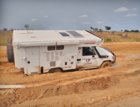 CONGO BRAZZAVILLE 16. (DISTRITO DE LA CUVETTE, EN RUTA A OYO) BARRO A GOGO 2