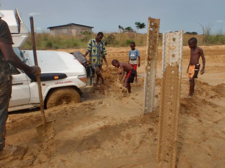 CONGO BRAZZAVILLE 20. (DISTRITO DE LA CUVETTE, EN RUTA A OYO) BARRO A GOGO 6