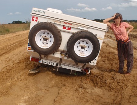 GO BRAZZAVILLE 21. (DISTRITO DE LA CUVETTE, EN RUTA A OYO) EL COCHE MIDE 2.65 M. PETRA MIDE 1.68 M. QIIERE DECIR QUE ESTAMOS HUNDIDO MAS DE 1.40M