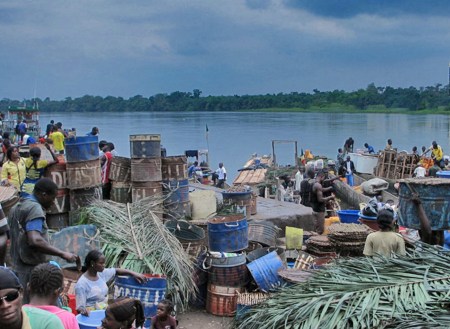 CONGO BRAZZAVILLE 23. (DISTRITO DE LA CUVETTE, POBLACION DE OYO) EL PUERTO FLUVIAL DE OYO EN EL RIO ALIMA, EL POBLADO TIENE UNOS 5.000 HABITANTES, ESTA SITUADO A UNOS 400 KM. AL NORTE DE BRAZZAVILLE
