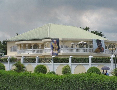 CONGO BRAZZAVILLE 25. (DISTRITO DE LA CUVETTE, POBLACION DE OYO) CASA FAMILIAR EN OYO DEL PRESIDENTE DE LA REPUBLICA CONGOLESA DENIS SASSOU NGUESSO ORIGINARIO DE ESTE POBLADO