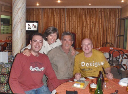 CONGO BRAZZAVILLE 27. (DISTRITO DE LA CUVETTE, POBLACION DE OYO) TOMANDO UNAS CERVEZAS EL HOTEL BEL AIR CON UNA PAREJA DE SIMPATICOS ARQUITECTOS BURGALESES ...