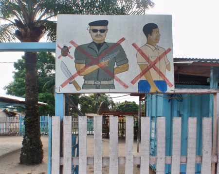 CONGO BRAZZAVILLE 29. (DISTRITO DE LA CUVETTE, POBLACION DE OYO) CARTEL EN LA ENTRADA DE UNA DISCOTECA, PROHIVE MILITARES, BOMBAS, ARMAS BLANCAS, ARMAS DE FUEGO, Y DESCAPACITADOS ...