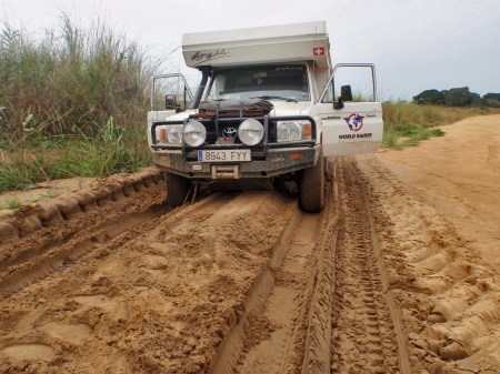 CONGO BRAZZAVILLE 3. (DISTRITO DE LA CUVETTE, CERCA DE AKELE) LA PISTA TIENE RODADAS DE CAMIONES MUY PROFUNDAS ...
