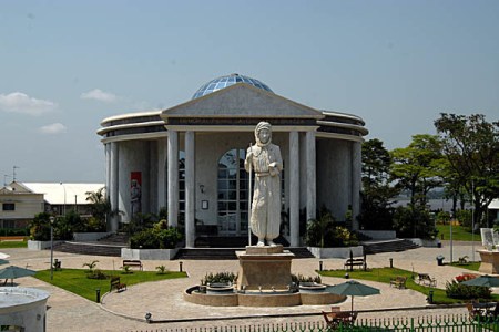CONGO BRAZZAVILLE 37. (BRAZAVILLE CIUDAD) MAUSOLEO DEL AVENTURERO CONDE ITALIANO PIERRE SAVORGNAN DE BRAZZA, FUNDADOR DE LA CIUDAD EN 1880, EN EL LUGAR QUE SE SITUABA UN POBLADO LLAMADO NTAMO