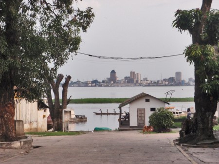 CONGO BRAZZAVILLE 38. (BRAZAVILLE CIUDAD) SITUADA EN EL RIVERA DERECHA DEL RIO CONGO EN FRENTE DE KINSASA CAPITAL DE LA REPUBLICA DEMOCRATICA DEL CONGO, SON LAS DOS CAPITALES NACIONALES DEL MUNDO QUE ESTAN MAS CERCA LA UNA DE LA OTRA