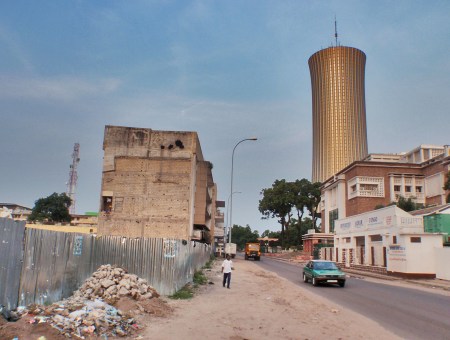 CONGO BRAZZAVILLE 39. (BRAZAVILLE CIUDAD) TIENE 1.326.975 HABITANTES, ES UNA CIUDAD LLENA DE CONTRASTES